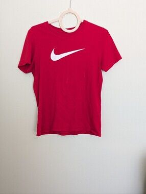 Nike The Nike Tee Women’s Medium Red Swoosh Athletic Cut T-Shirt